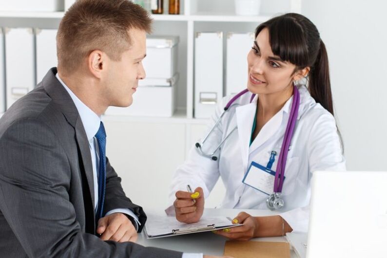 Doktor, toplanan tıbbi geçmişe dayanarak prostatit için bir ilaç reçete eder.